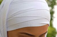 Hijab Kuwaity Crossover paillet-bonnet blanc