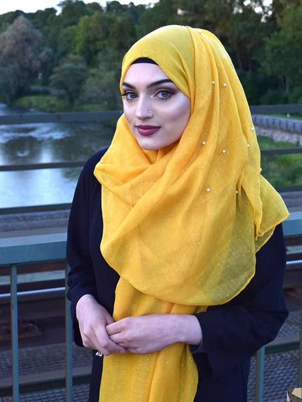 Hijab avec des perles jaune