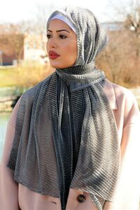 Pleated scarf with glitter yarn grey
