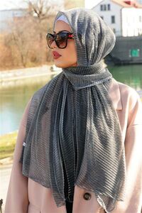 Pleated scarf with glitter yarn grey