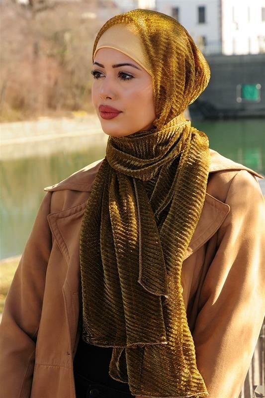 Pleated scarf with glitter yarn olivegold
