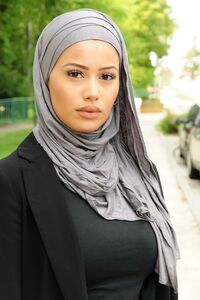 Hijab Kuwaity Überkreuz Glitzer-Bonnet dunkelgrau